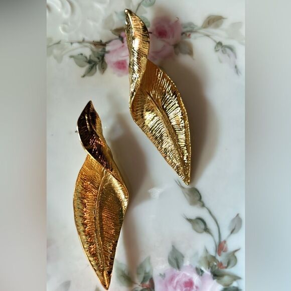 Gold leaf stud earrings A67 - Picture 3 of 6